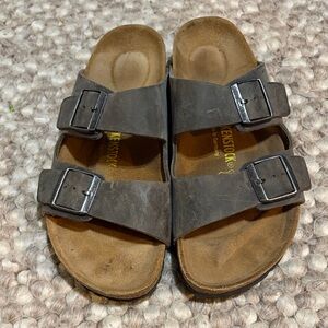 Birkenstock Dark Brown Double Buckle Arizona Sandals
Size-  Women’s 10/Men’s 8